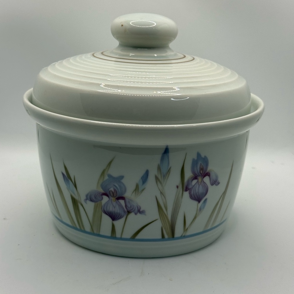 BLUE IRIS LS1046 by Royal Doulton Covered Bowl 6.5” With Lid By 7” USED England